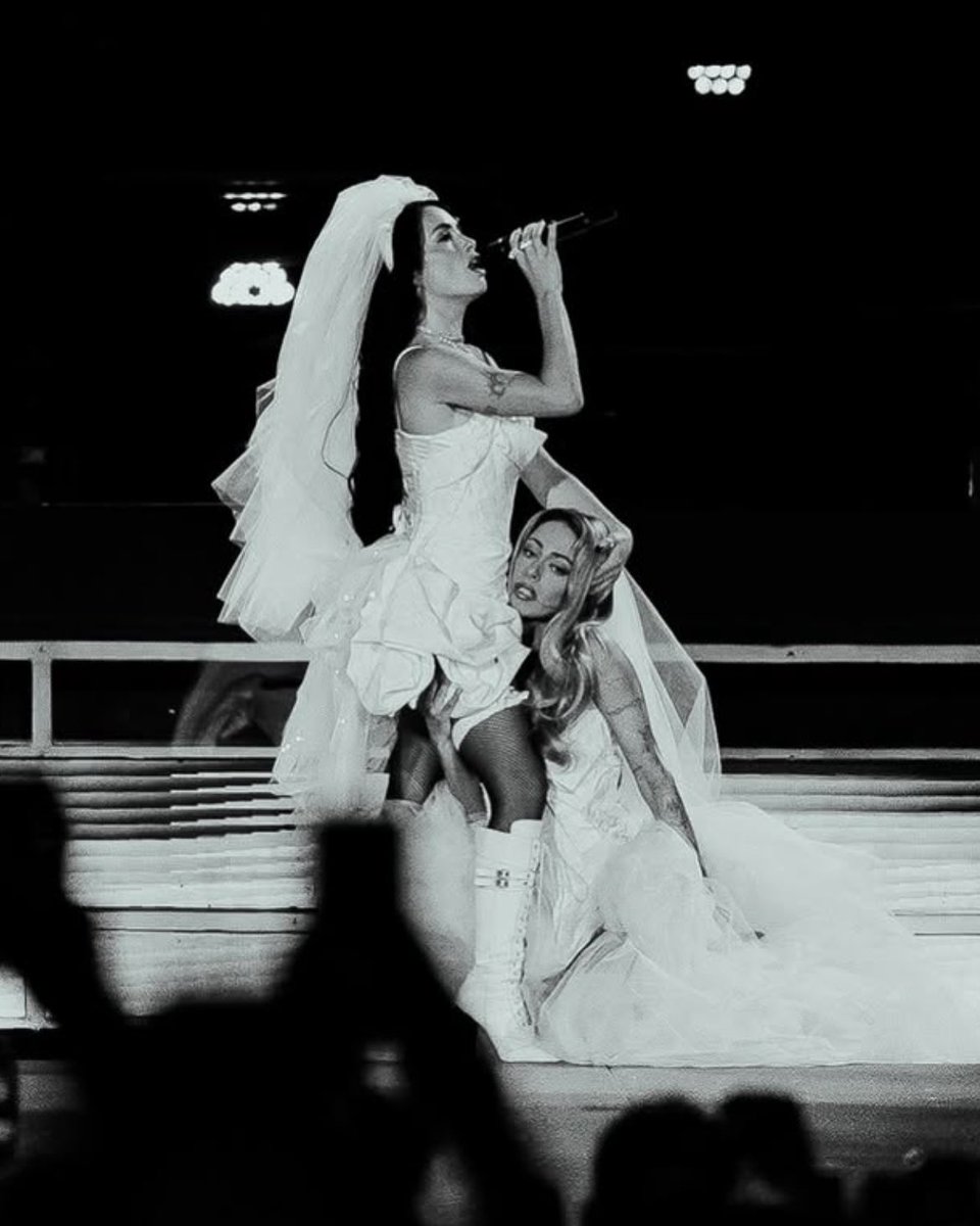 clairxespos's tweet photo. este momento quedará en los libros de la historia del pop <333 🙏🏻🫧🪽 https://t.co/BZ2TvzAR6l