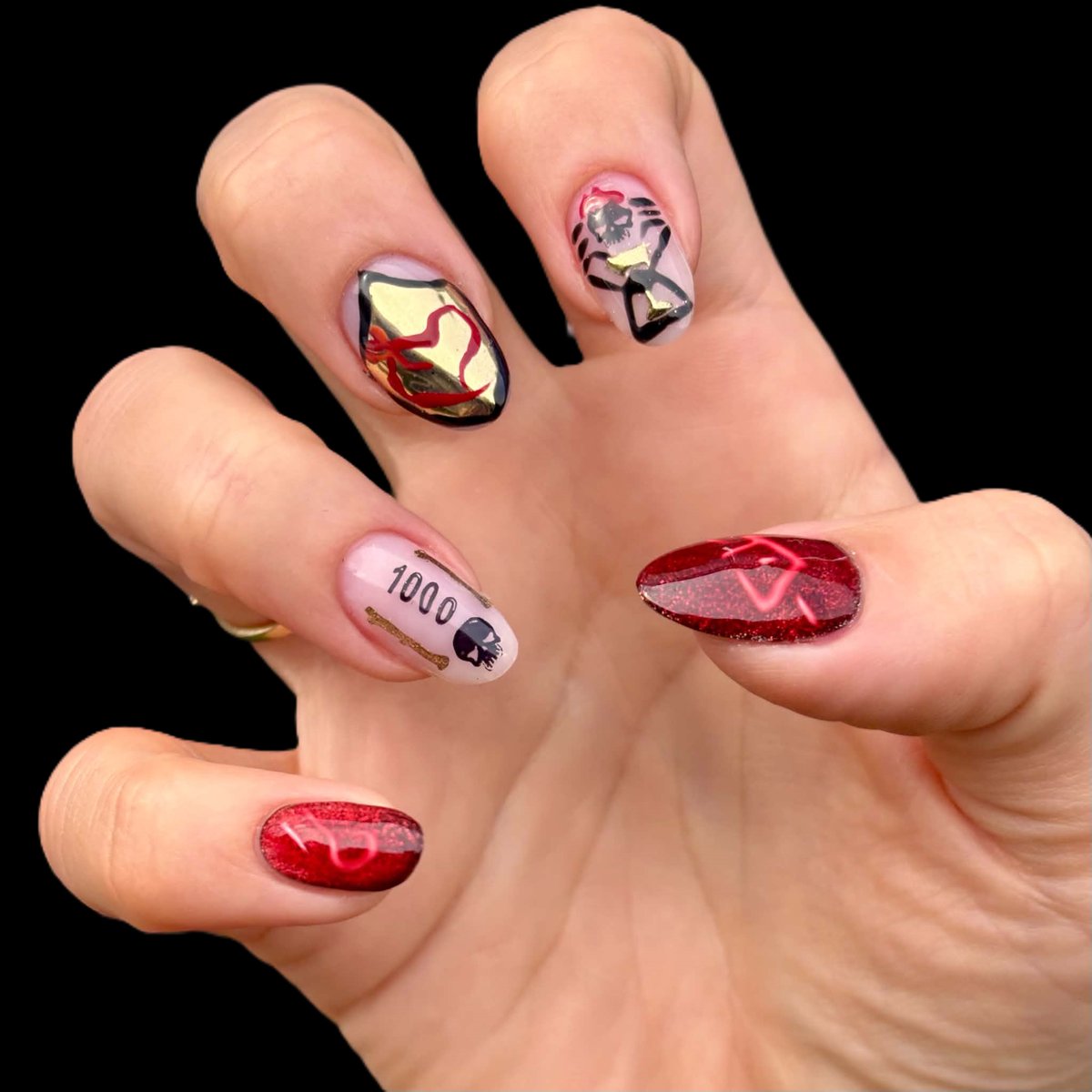 SaintePudding40's tweet photo. ✨🏴‍☠️The new nails are here🏴‍☠️✨

From the cup I drank to become a skeleton, to the hourglass on which I voted thousands of times ⏳🔥

Here is the Reaper Gold Curse manicure 💅💛💀

Ready to sail in style⚓️🍮

#SeaOfThieves #BeMorePirate @SeaOfThieves https://t.co/fH6WgukD10