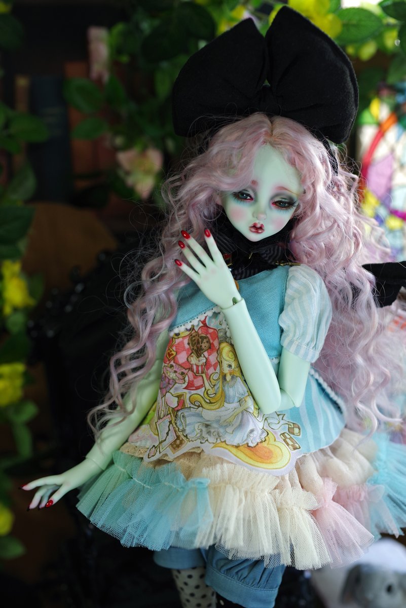 sio3doll's tweet photo. カラフルなお写真二枚
・Vampire Mimi Crow (🐱ネコミミミミちゃん)
・Mimi Crow Blue (🐰青兎ミミちゃん)
mimi系統のヘッドなんですが、全く違う感じな二人です😆
#peakswoods https://t.co/fBfKGJyeBO