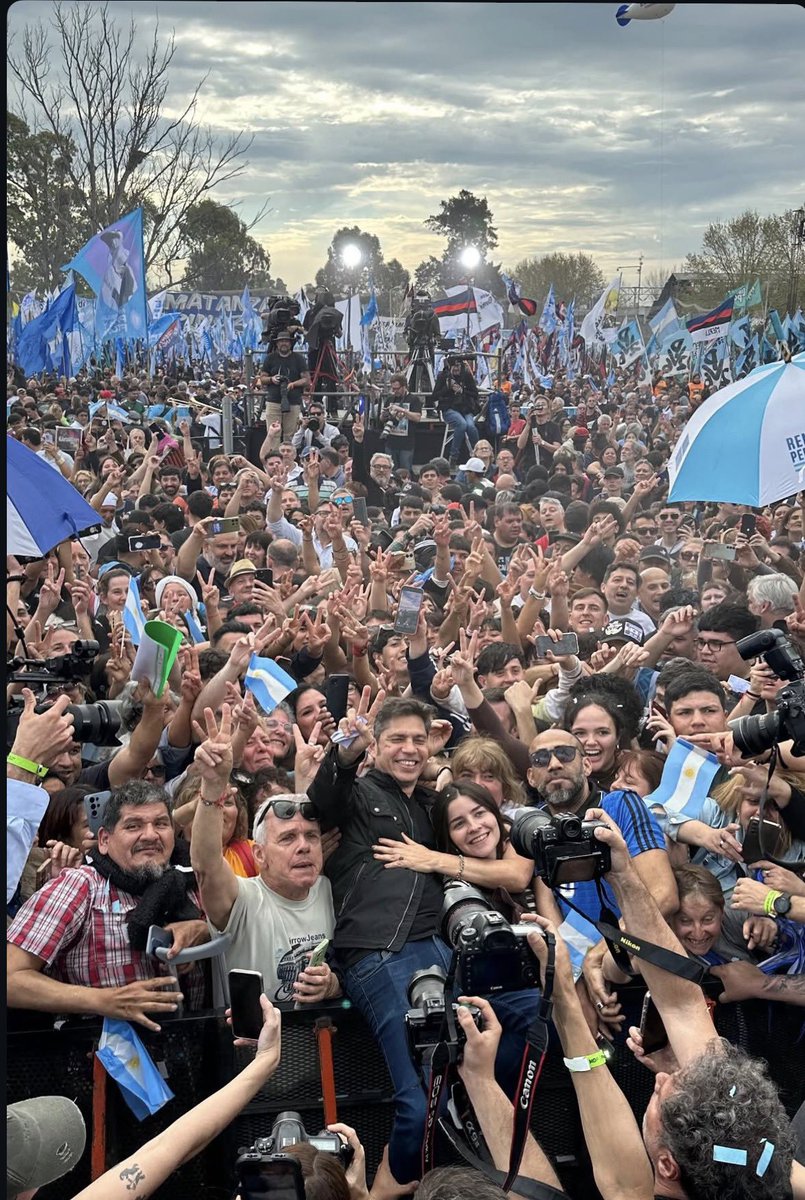 NatyLuna_Luna's tweet photo. Aca no hay bots ni trolls. aca hay gente REAL bancando a políticos REALES. 
Ustedes sigan con ese "presidente " IA que nosotros nos quedamos con AXEL. https://t.co/pagZ0gdnRu