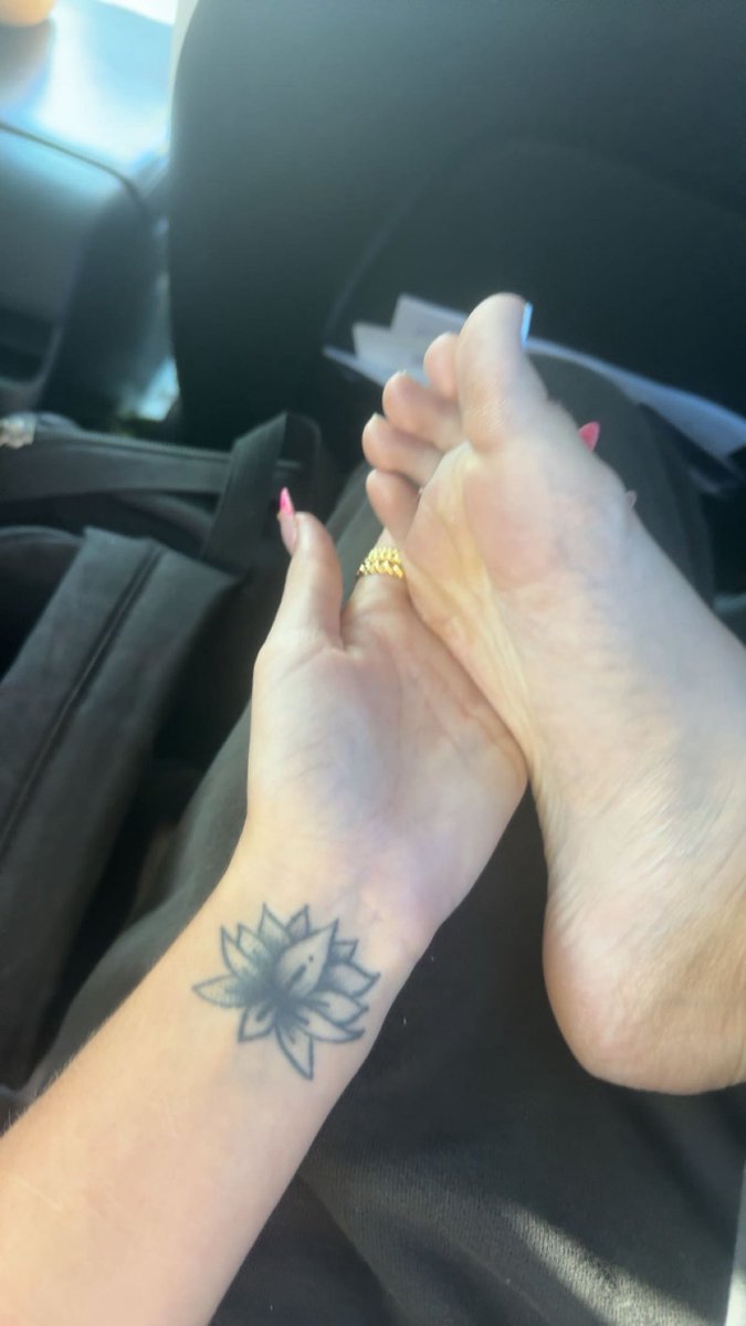 goddess_charz's tweet photo. my mom just said my feet stink 😭😭 https://t.co/RKyVOyKKvW