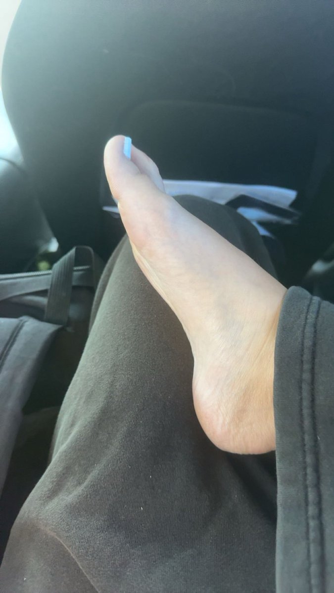 goddess_charz's tweet photo. my mom just said my feet stink 😭😭 https://t.co/RKyVOyKKvW