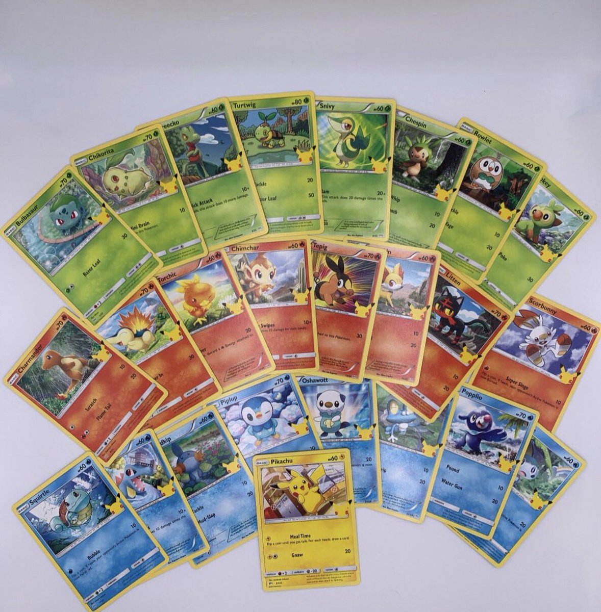 PKVN_TCG's tweet photo. 🚨2021年、海外マックがポケカで大変なことになった🍟

ポケモン25周年で
ハッピーセットに「ポケカ4枚パック」が付属。

しかも……

🔥 全25種
🔥 ピカチュウ＋歴代8世代の御三家
🔥 通常版＋コンフェッティホロ版

そして海外ではまさかの事態に。

大人がカードを大量購入
↓
カード不足が発生
↓
マクドナルドが店舗に
「1人あたりの販売数を制限するように」と要請😳

さらに当時のキャンペーンは
🌎15か国で実施。

🇯🇵日本を含むアジアは対象外。

つまり……

2021年の25周年マックプロモ、
日本では入手できなかった海外限定ポケカだった。

そして2026年――
ポケモン30周年で海外マック×ポケカが再び話題に。

また同じような争奪戦になるのか…？👀🍟

📌過去の海外マックプロモ、保存推奨