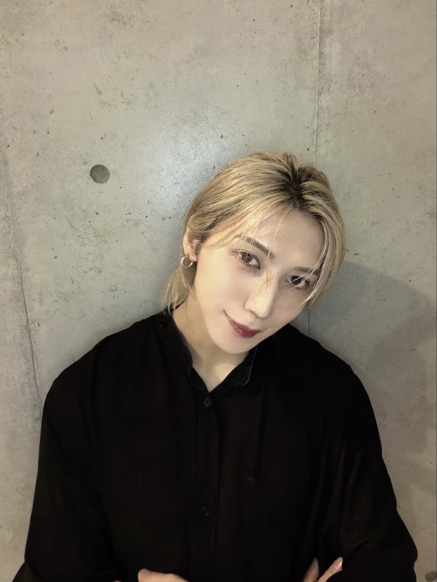 TAKUMA_VANTHM's tweet photo. 日付変わって本日、デビューライブ当日！
VΛNTHMというグループを好きになってくれて、気にかけてくださっている皆様にまずは感謝の気持ちをお伝えしたいです。

出会えて良かった、これからも一緒に夢を追いかけたいと感じてもらえることが僕の中での目標と使命
会場でお待ちしています✊ https://t.co/hgutofQ8Ll
