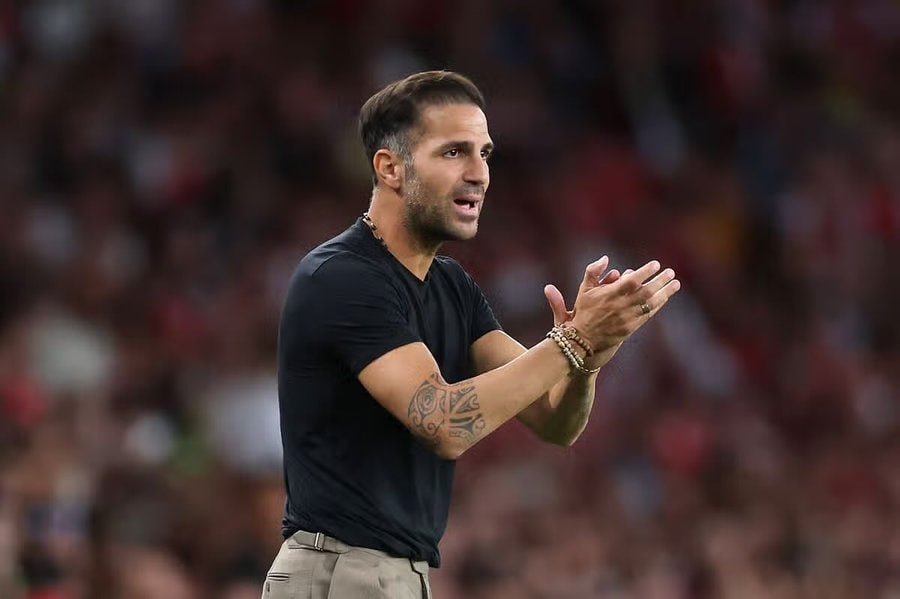 JoeKinson10's tweet photo. 🚨⚽️⚽️⚽️ Cesc Fàbregas has special release clauses in his Como contract allowing former clubs Arsenal, Chelsea or Barcelona to appoint him for a fixed fee. 

The clause could make it easier for any of the three clubs to bring Fàbregas back in the future. 🇪🇸

Reported by "Di Mazrio-Sky Italia" 

#CFC