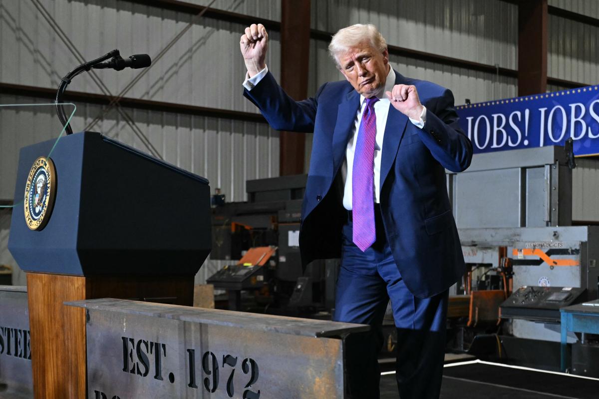 nypost's tweet photo. Trump to announce largest steel plant in American history to be built in Iowa https://t.co/H3V0wkszrR https://t.co/FwBqX4Jy8F