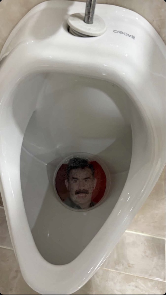 taarruzIntel's tweet photo. Sinop Üniversitesi öğrencileri, pisuvarlara üzerinde “Apo”nun fotoğrafının bulunduğu süzgeçler yerleştirmeye başladı. https://t.co/Bv7PCM1hnQ