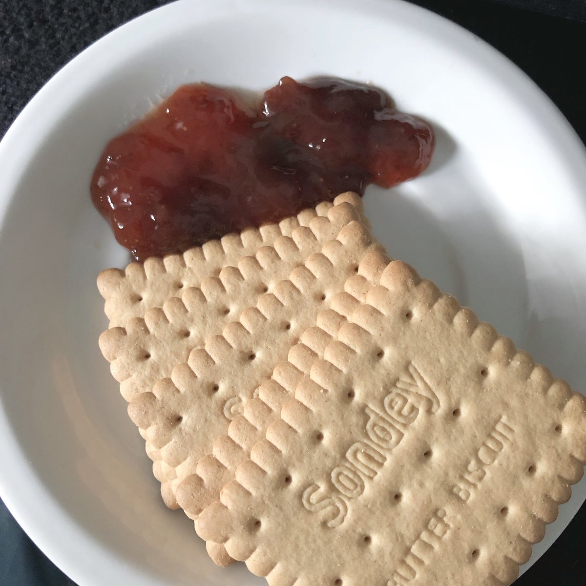 wonyettex's tweet photo. Butter biscuits with strawberry jam are just sooo good 🍓🧈 https://t.co/HFMTj5y1uE