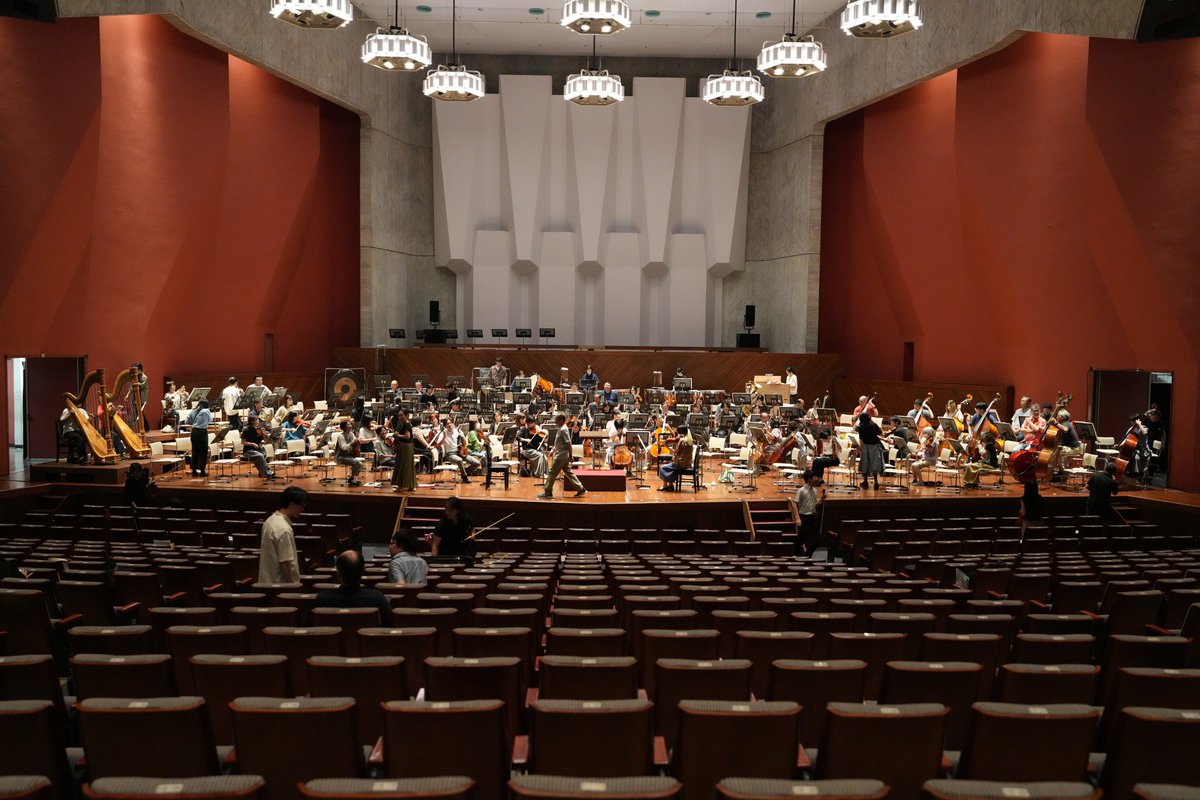 KenTakaseki's tweet photo. 熊本県立劇場にて「復活」。熊本の音楽家の皆さんが総力を挙げて、Sopr.安川みくさん、Mezzosopr.林美智子さん、Banda九響の皆さん、合唱指揮藤丸先生、副指揮松川さん、ご指導ご支援いただいた皆さんのご協力を仰ぎ、昨日無事に公演が行われました。ご来場いただいいた多くのお客様もとても集中され→ https://t.co/ledJxSBZcR