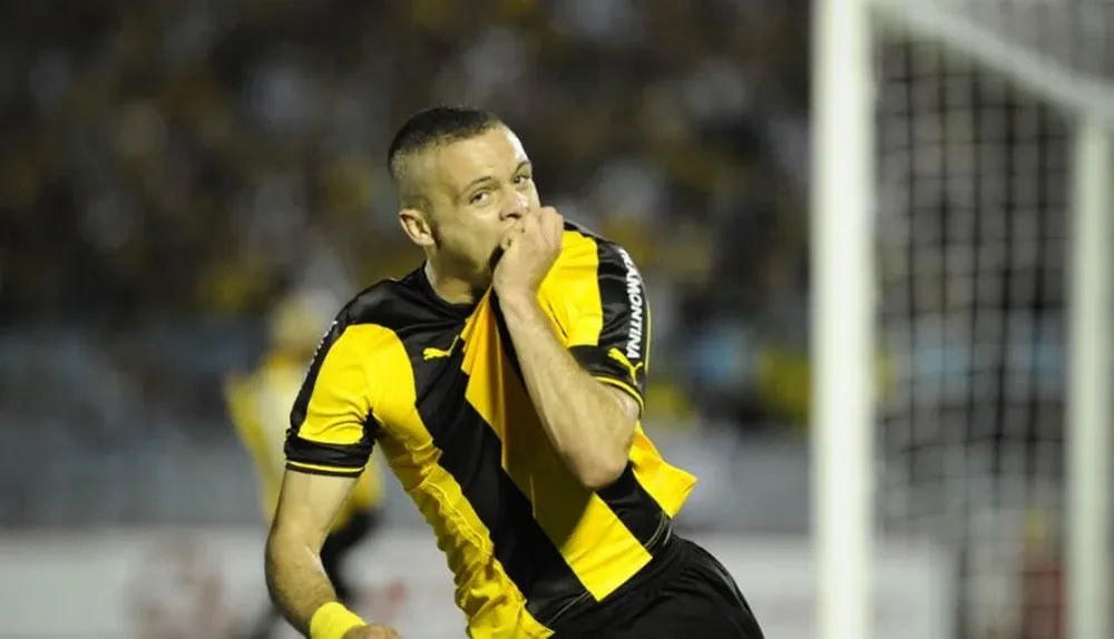 jona2118's tweet photo. Feliz cumpleaños @OficialCAP! Feliz de estar de vuelta en mi casa, esto recién empieza, vamos por todo lo que viene ⚡️💛🖤

#135AñosDeGloria https://t.co/QVskhi0P2z