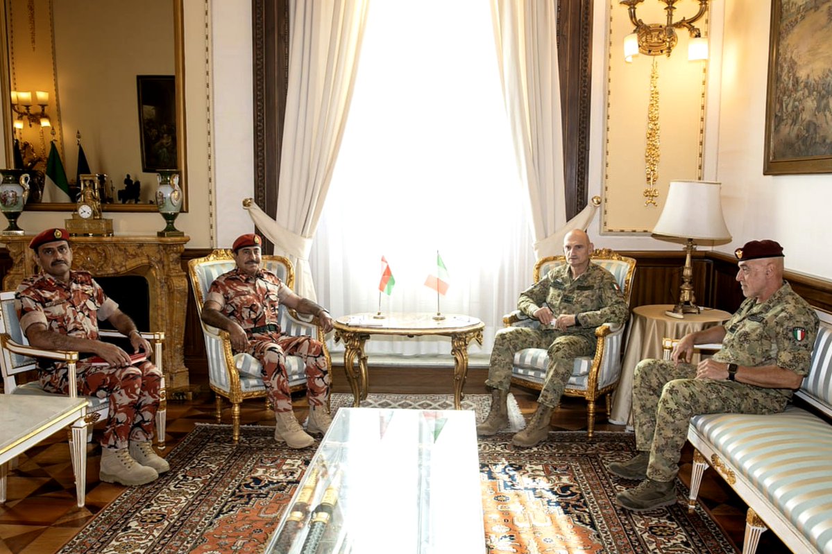 SM_Difesa's tweet photo. Italia-Oman, rafforzata la cooperazione nella Difesa
📍Roma, 28 settembre 2026. 

Il Capo di Stato Maggiore della Difesa, Generale Luciano #Portolano, ha ricevuto, oggi, il Comandante del Royal Army del Sultanato dell’Oman, Maj. Gen. Matar Bin Salim Bin Rashid Al Balushi, alla presenza del Capo di Stato Maggiore dell’Esercito, Gen. C.A. Carmine Masiello. 

Al centro dell’incontro, il rafforzamento della cooperazione e delle attività bilaterali tra le Forze Armate, inclusa la formazione del personale militare.

La Difesa italiana conferma la volontà di proseguire la cooperazione con l’Oman. “Negli ultimi due anni abbiamo svolto un grande lavoro sinergico, aumentando in modo significativo la quantità e la qualità delle nostre iniziative bilaterali”, ha dichiarato il Generale Portolano.

Particolare attenzione alla formazione e all’alta formazione: “formare insieme i nostri futuri leader – ha concluso – significa rafforzare la fiducia, la conoscenza reciproca e le basi della nostra cooperazione nel lungo periodo”.

Il Piano di Cooperazione Bilaterale 2026, firmato a Roma il 26 marzo, prevede numerose attività sia in Italia che in Oman, con il coinvolgimento di militari di tutte le Forze Armate.