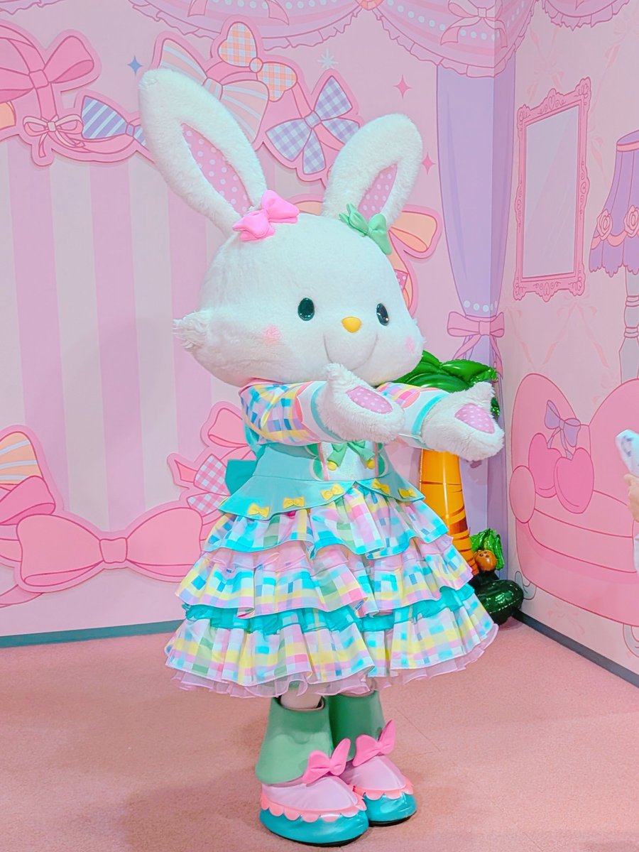 2kanian's tweet photo. 週末はハーモニーランド行ってたよ🌧️
ハロウィンはメルちゃん出番あって最高だよ！おともだちのお導きのおかげで今年も真正面で見れたーー
周年お祝いのテーブルめちゃくちゃかわいいし、グリで手出して待っててくれてるの愛すぎる https://t.co/PQnCscEYpN
