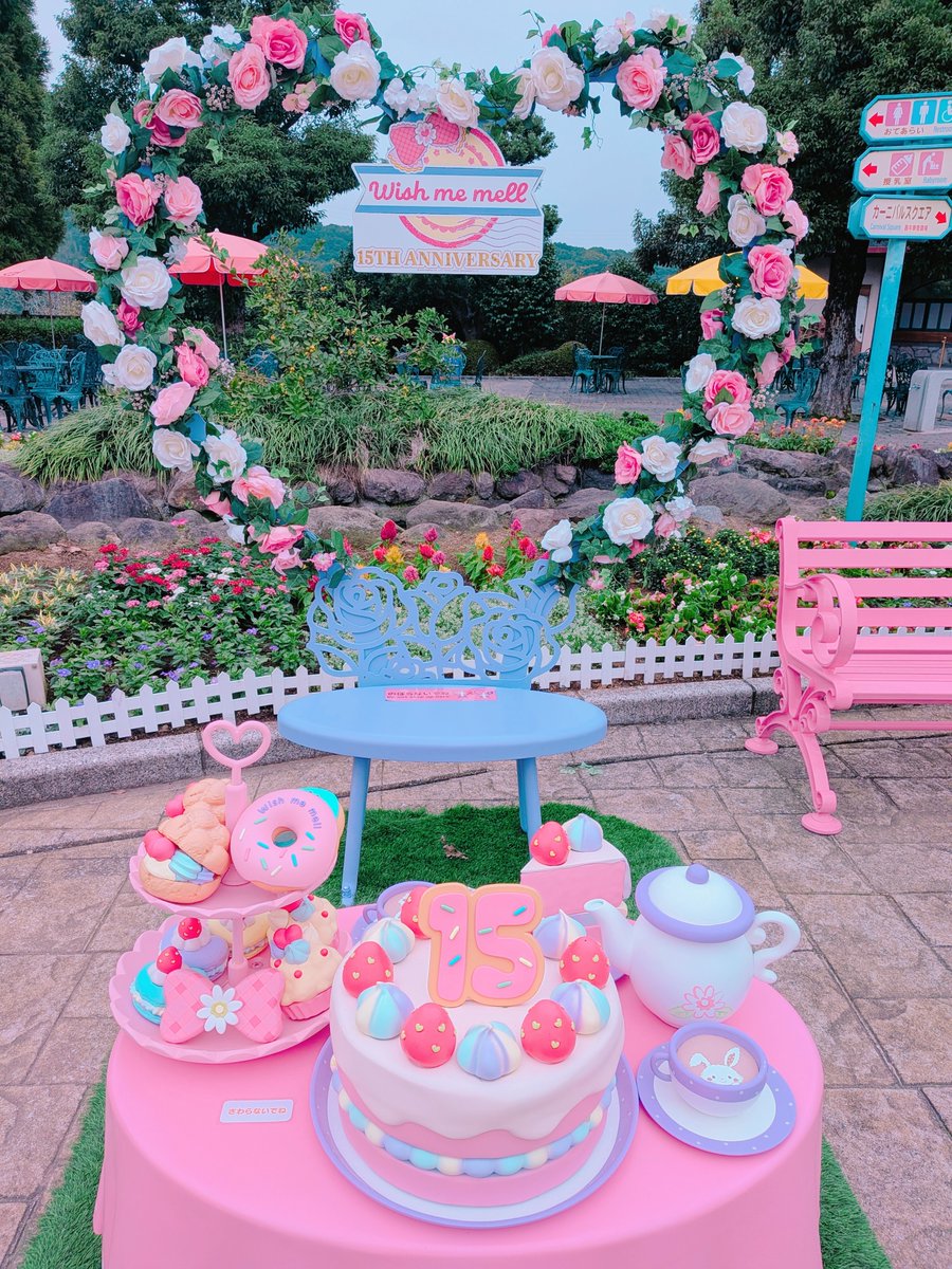 2kanian's tweet photo. 週末はハーモニーランド行ってたよ🌧️
ハロウィンはメルちゃん出番あって最高だよ！おともだちのお導きのおかげで今年も真正面で見れたーー
周年お祝いのテーブルめちゃくちゃかわいいし、グリで手出して待っててくれてるの愛すぎる https://t.co/PQnCscEYpN