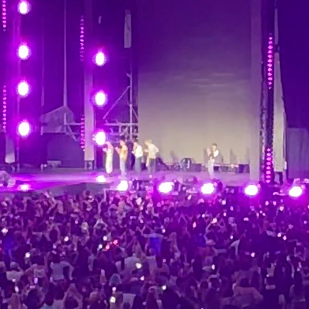 naddd_hee's tweet photo. cuando estás en un concierto y tienes al artista delante tuya entonces te das cuenta de que la vida sí tiene sentido https://t.co/NHc1SseWql