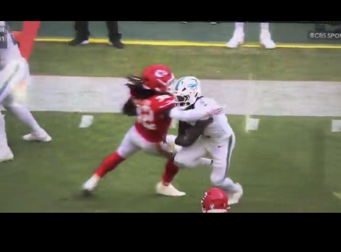 Jakeamf's tweet photo. @GarryGates @AustinHeff @TKiko @RNicholsLV Tbh what are we doing here lmao In the video you provided the contact is clearly at the chest, then slides up as the qb is running through contact and going to the ground. So it still doesn’t fit the rule you brought up lmao you’re a clown https://t.co/xVYsLPhdlQ