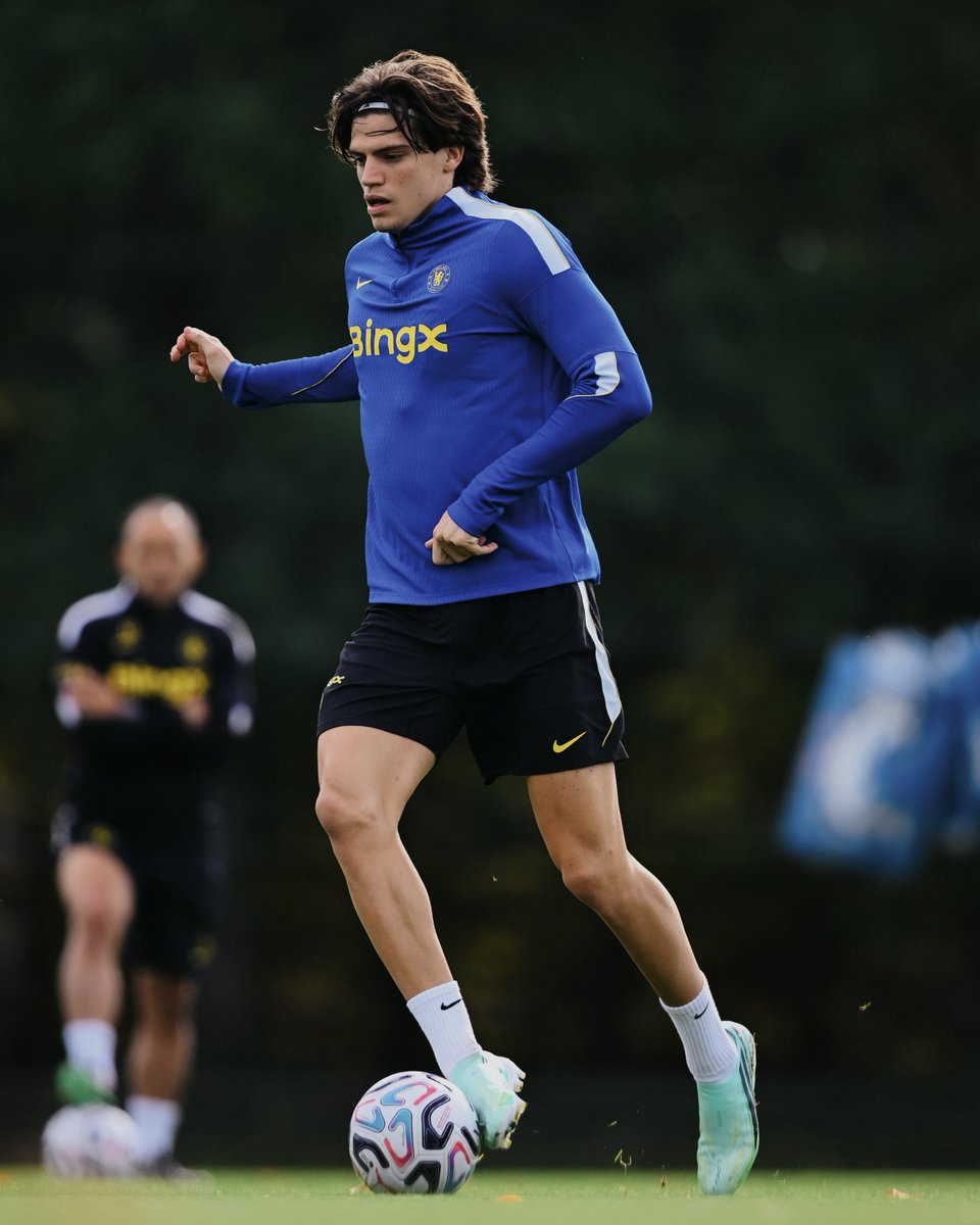 ChelseaFC's tweet photo. Back out on the grass. 🫡 https://t.co/YwEpaOICWf