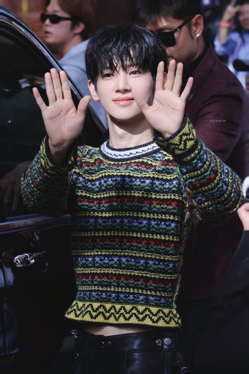 seeusoon52's tweet photo. This or That
Siwoo tóc xoăn nhẹ hay Siwoo tóc thẳng

PARK SIWOO PFW

#PARKSIWOO 
#박시우 
#ParisFashionWeek https://t.co/KIZeF2wueU
