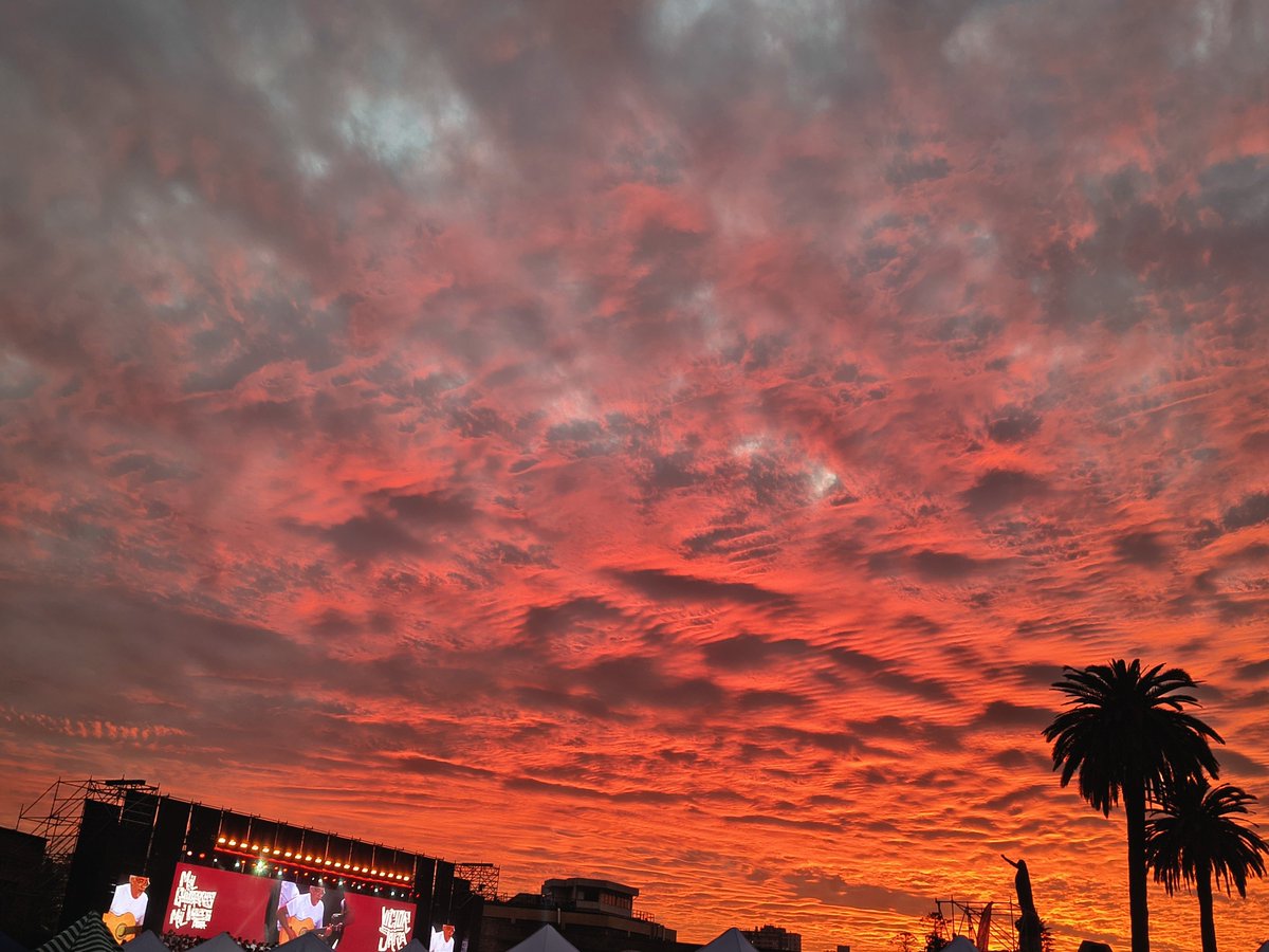 nepal1968's tweet photo. El atardecer del sábado 26 de Septiembre 2026 con un impresionante cielo rojo ❤️‍🔥 recordando a Victor Jara #hoymasquenunca https://t.co/u1UpAWuMQd