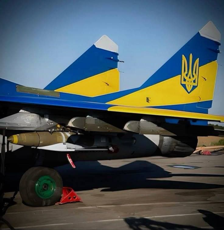 Corso_Handler's tweet photo. @Mio1959v1 @JMLC78 @olex_scherba Stop lying. It can be operated in a tactical bomber role. Ukraine is using MiG-29s as bombers even today.  

Not a single evidence? Are you incomplete? All the previous photos from 2014 clearly show iron bombs and S-8 unguided rockets under the wings of the MiG-29s. https://t.co/B0Wg3S7WLC