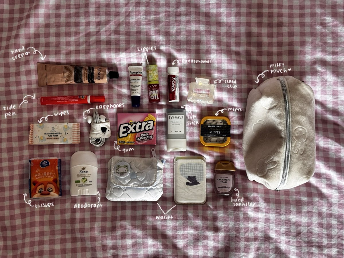 eunrki's tweet photo. whats in my pouch :) https://t.co/8wJXhANgn3