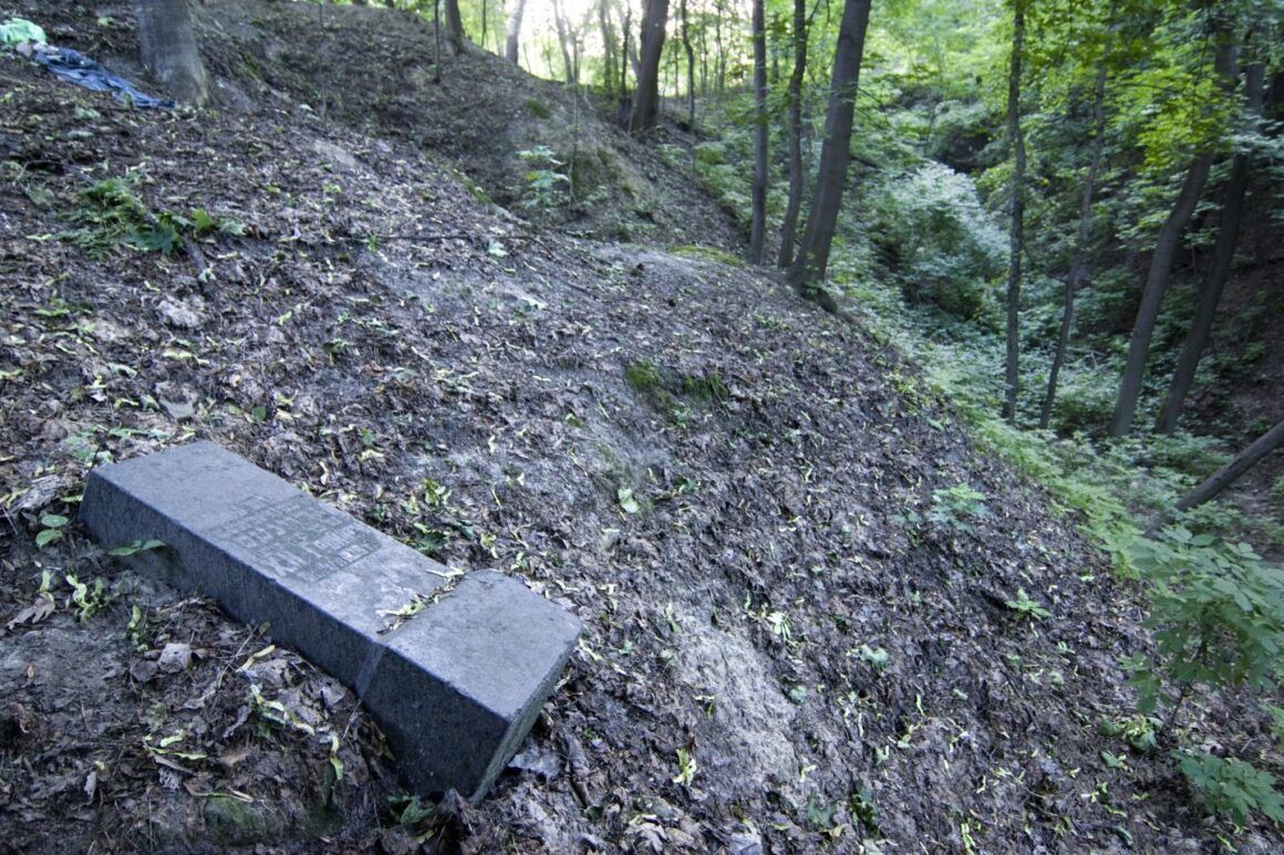 JuedischeOnline's tweet photo. 85 Jahre Massaker von Babyn Jar: In der Schlucht bei Kyjiw ermordeten deutsche Täter am 29. und 30. September 1941 innerhalb von zwei Tagen rund 34.000 Jüdinnen und Juden.
https://t.co/OIOtUohSX0 https://t.co/z47yRtGHe0