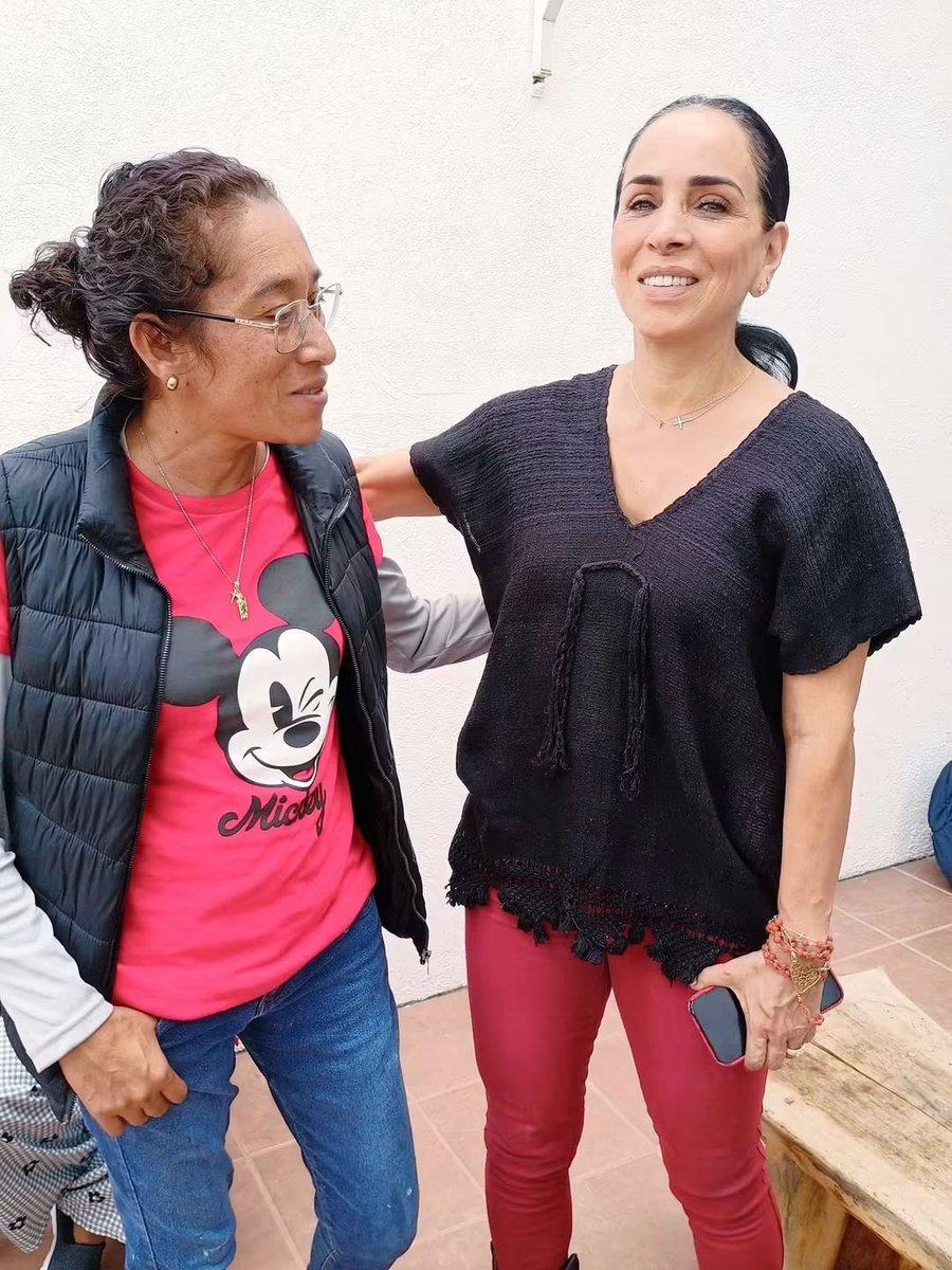 MercedesLoyoT's tweet photo. Agradezco a mis amigas de la agencia de Dolores por una plática muy productiva. 

Una de sus mayores preocupaciones es la seguridad. Queremos que nuestros hijos puedan salir, estudiar, trabajar y regresar a casa con tranquilidad. Queremos vivir en una ciudad segura #YoVoyConJorge https://t.co/KXjdNVAYbe