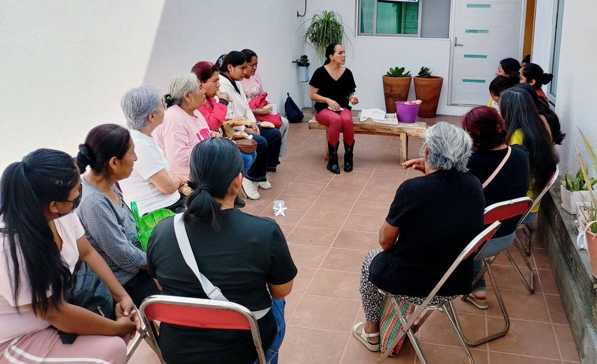 MercedesLoyoT's tweet photo. Agradezco a mis amigas de la agencia de Dolores por una plática muy productiva. 

Una de sus mayores preocupaciones es la seguridad. Queremos que nuestros hijos puedan salir, estudiar, trabajar y regresar a casa con tranquilidad. Queremos vivir en una ciudad segura #YoVoyConJorge https://t.co/KXjdNVAYbe