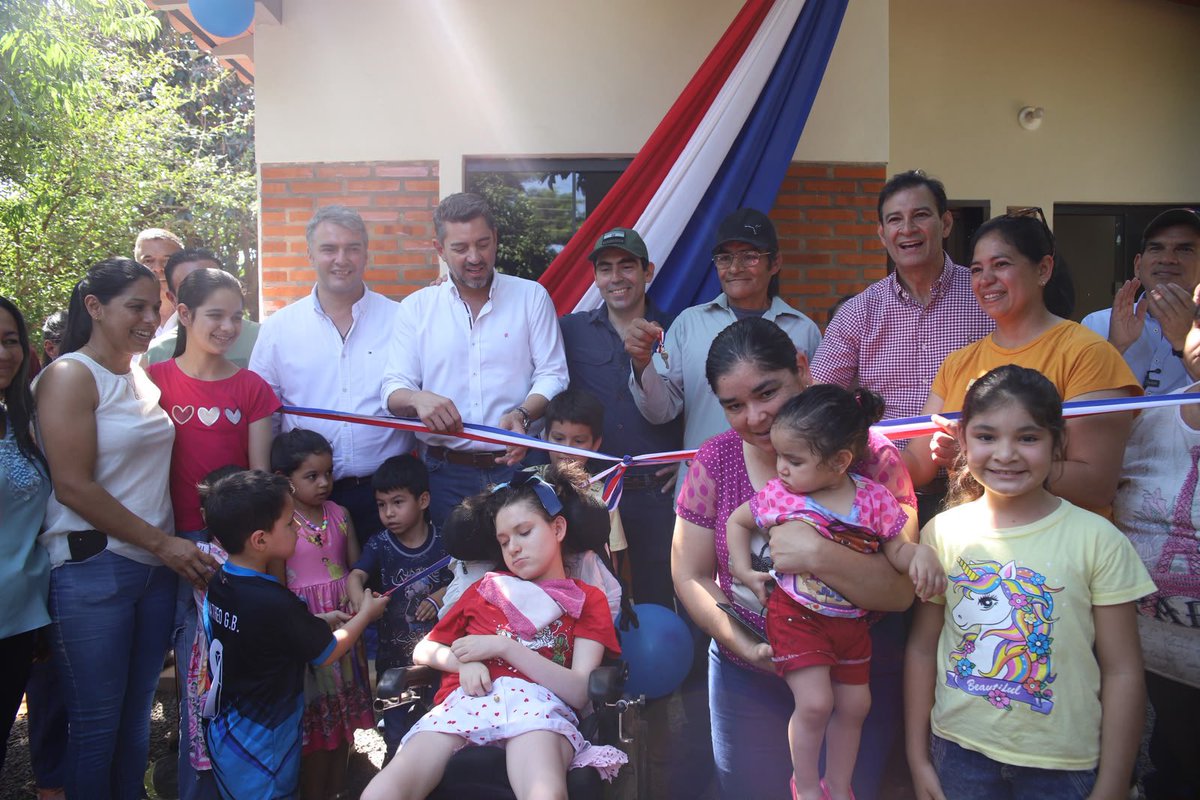 AllianaPedro's tweet photo. ¡Seguimos cumpliendo sueños! 

Llegamos a Virgen del Carmen, en Coronel Oviedo, para seguir entregando viviendas a familias que esperaron durante años por su casa propia. Hoy empieza una nueva etapa en sus vidas. 🇵🇾 https://t.co/agppo1GNtE