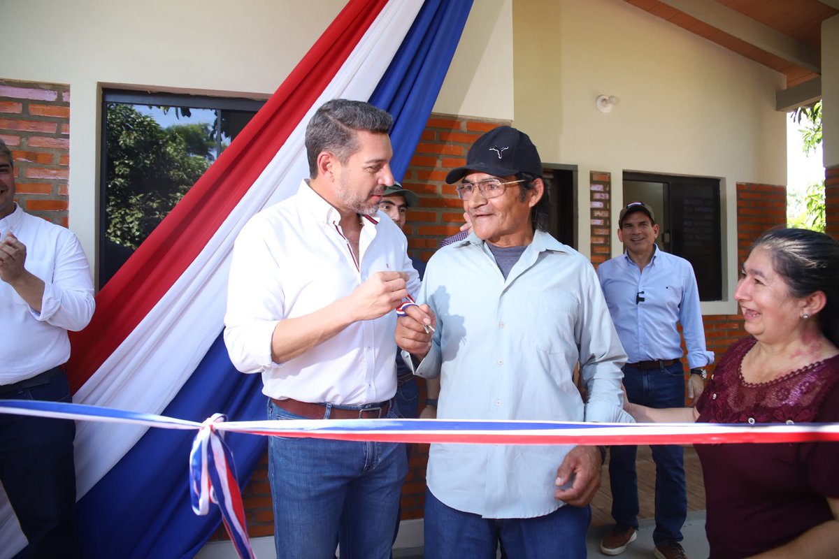 AllianaPedro's tweet photo. ¡Seguimos cumpliendo sueños! 

Llegamos a Virgen del Carmen, en Coronel Oviedo, para seguir entregando viviendas a familias que esperaron durante años por su casa propia. Hoy empieza una nueva etapa en sus vidas. 🇵🇾 https://t.co/agppo1GNtE