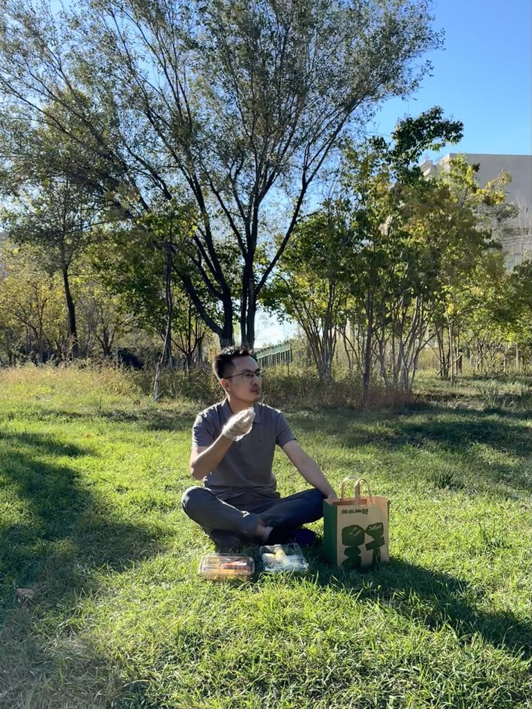 Felix_Shuai's tweet photo. 乌鲁木齐的秋季🍂，阳光正好☀️，很适合去户外野餐 https://t.co/A3gPBWGMbC