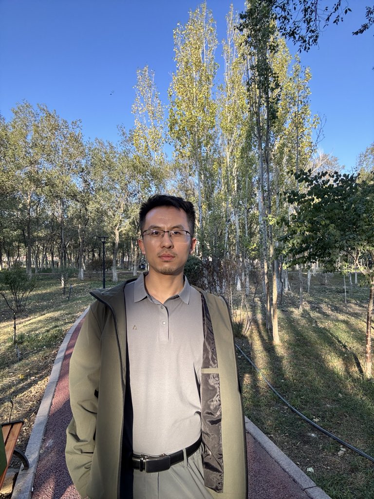 Felix_Shuai's tweet photo. 乌鲁木齐的秋季🍂，阳光正好☀️，很适合去户外野餐 https://t.co/A3gPBWGMbC