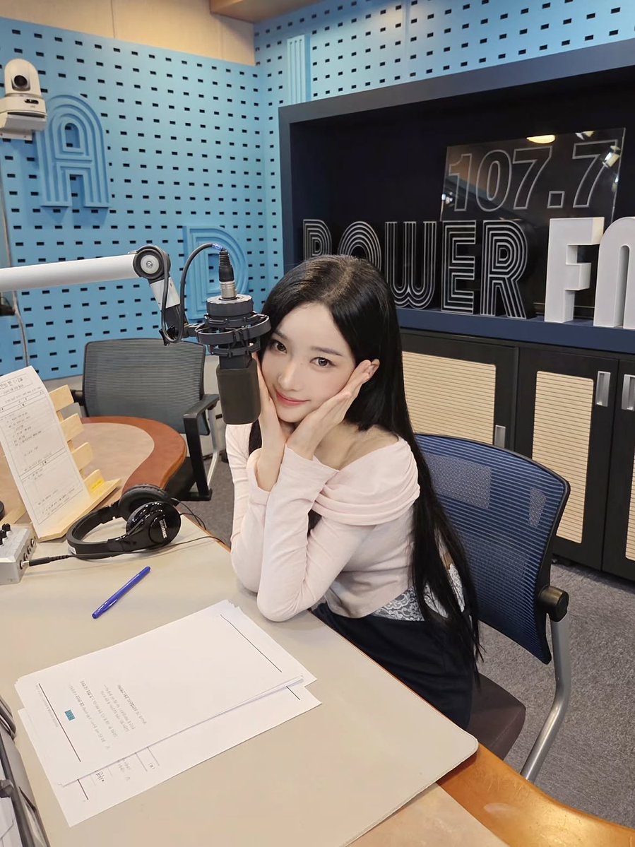 kimyooyeonfeed's tweet photo. sbs_ten Instagram update with 🐰

"It’s the first live broadcast day of Yoong DJ’s Yoongten~~👐

Yooyeon from tripleS, who’s practically part of the BaeTen family, will be joining us this week.🔥

For her first live broadcast, she spent a cozy hour one on one with you all, sharing time between dreams and empathy.🤗

Our Yoong DJ may be a Power T, but she’s actually pretty good at empathizing too 😉

Yoongten will be with you all the way through this Sunday, so please show her lots of love and support✨️"