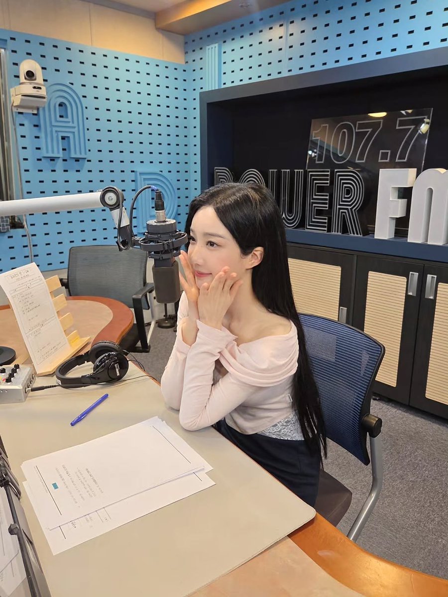 kimyooyeonfeed's tweet photo. sbs_ten Instagram update with 🐰

"It’s the first live broadcast day of Yoong DJ’s Yoongten~~👐

Yooyeon from tripleS, who’s practically part of the BaeTen family, will be joining us this week.🔥

For her first live broadcast, she spent a cozy hour one on one with you all, sharing time between dreams and empathy.🤗

Our Yoong DJ may be a Power T, but she’s actually pretty good at empathizing too 😉

Yoongten will be with you all the way through this Sunday, so please show her lots of love and support✨️"