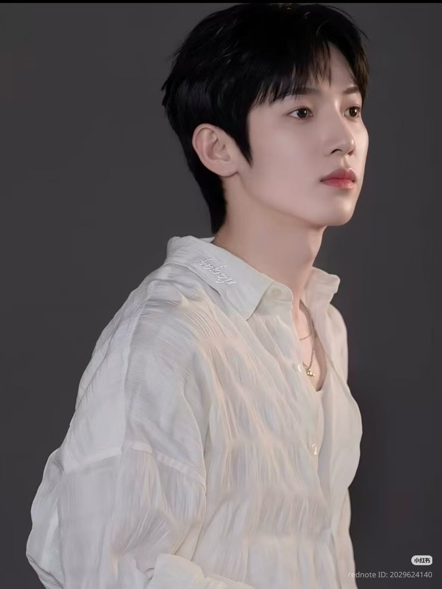 XX00419's tweet photo. Tuổi trẻ của em đẹp như mùa xuân,
Trong ánh mắt là những điều rất gần.
Có sự chân thành khiến người ta nhớ,
Có dịu dàng khiến người ta thương.

PARK SIWOO PFW
#PARKSIWOO 
#박시우 
#ParisFashionWeek https://t.co/rQykSeI6wU