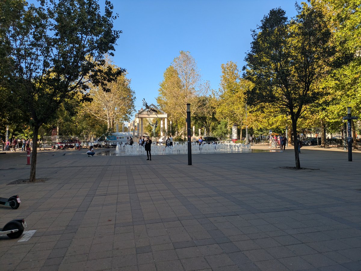 obichan117's tweet photo. ドナウ川の水位がー、水不足猛暑がー、とかなんだったんだ？ってくらい、街の至るところに噴水あってきれいです😂 https://t.co/bzyFYyeS1E
