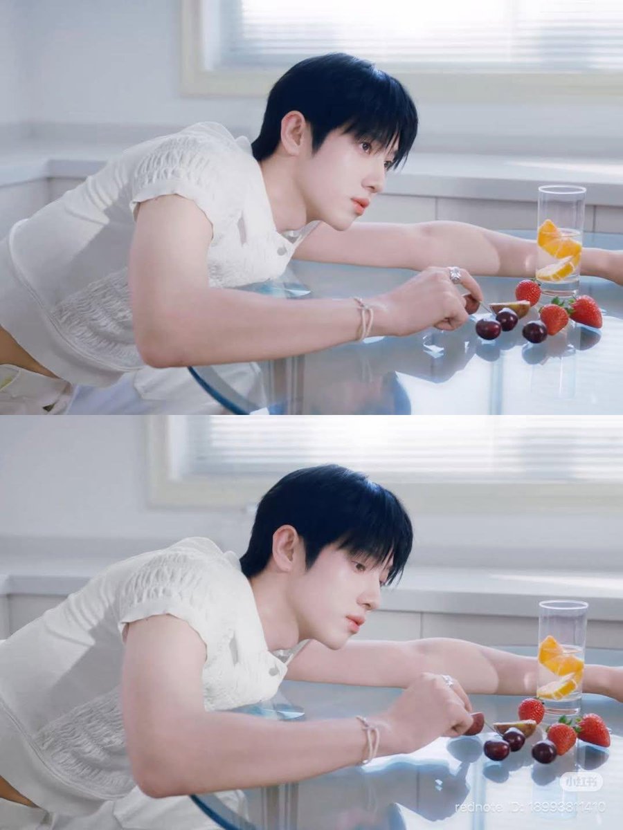 XX00419's tweet photo. Tuổi trẻ của em đẹp như mùa xuân,
Trong ánh mắt là những điều rất gần.
Có sự chân thành khiến người ta nhớ,
Có dịu dàng khiến người ta thương.

PARK SIWOO PFW
#PARKSIWOO 
#박시우 
#ParisFashionWeek https://t.co/rQykSeI6wU
