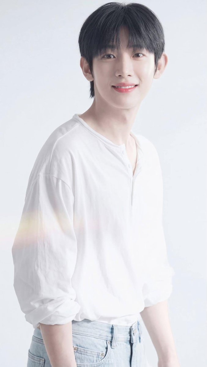 XX00419's tweet photo. Tuổi trẻ của em đẹp như mùa xuân,
Trong ánh mắt là những điều rất gần.
Có sự chân thành khiến người ta nhớ,
Có dịu dàng khiến người ta thương.

PARK SIWOO PFW
#PARKSIWOO 
#박시우 
#ParisFashionWeek https://t.co/rQykSeI6wU