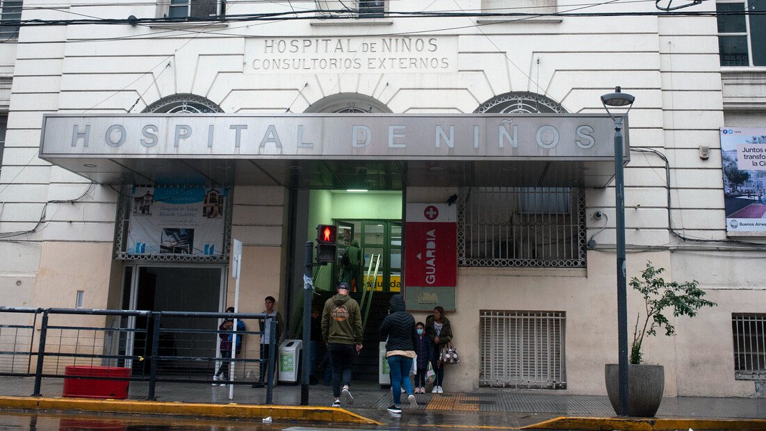 clarincom's tweet photo. BUSCAN JUNTAR 10 MIL LADRILLOS EN SIETE DÍAS PARA RENOVAR UN PABELLÓN DEL HOSPITAL DE NIÑOS

La Cooperadora del Hospital de Niños Ricardo Gutiérrez lanzó la campaña “Ladrillo + Ladrillo” para reunir en siete días el equivalente a 10.000 ladrillos y financiar la renovación integral del Pabellón Gómez. Cada ladrillo representa una donación de $50.000, aunque se puede aportar cualquier monto, y la iniciativa cuenta con Abel Pintos, Mariana Fabbiani y Marcelo González como padrinos.

La obra abarca 3.200 metros cuadrados, un sector por el que pasa cerca del 40% de los chicos internados en el hospital, y contempla la remodelación de cuatro salas de internación y la creación de nuevos espacios de atención ambulatoria. El proyecto, cofinanciado con el Gobierno porteño, comenzó en abril y está previsto que finalice en diciembre del próximo año. La Cooperadora del Hospital Ricardo Gutiérrez se comprometió a reunir el 50% de los fondos necesarios.

Cómo sumarse

• Donar hasta el domingo 4 de octubre a través de https://t.co/cZiqJur3m4.
• Se puede colaborar mediante Mercado Pago, tarjeta o transferencia, incluso desde el exterior.

(+) en Clarín: https://t.co/IlADHFiVhk