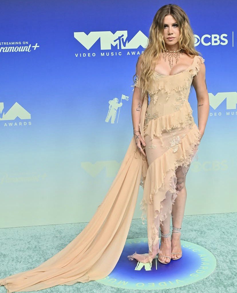 angelzinterweb's tweet photo. the #vmas were so boring this year at least mother looked good LIKE YESSSSS

(mtv this better be fixed by next year.) 

#vmas #slayyyter #wgia https://t.co/U9lNbhPP30