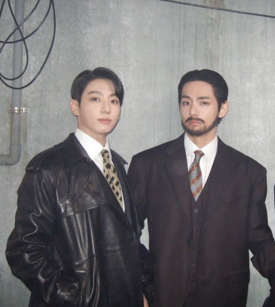 miilkykoo's tweet photo. un #taekookau en donde jk y th son detectives y además, están casados, pero koo está embarazado ahora y th está extra protector para que no lastimen a su omeguita que se niega a dejar el trabajo. https://t.co/5RXwgsd8nS