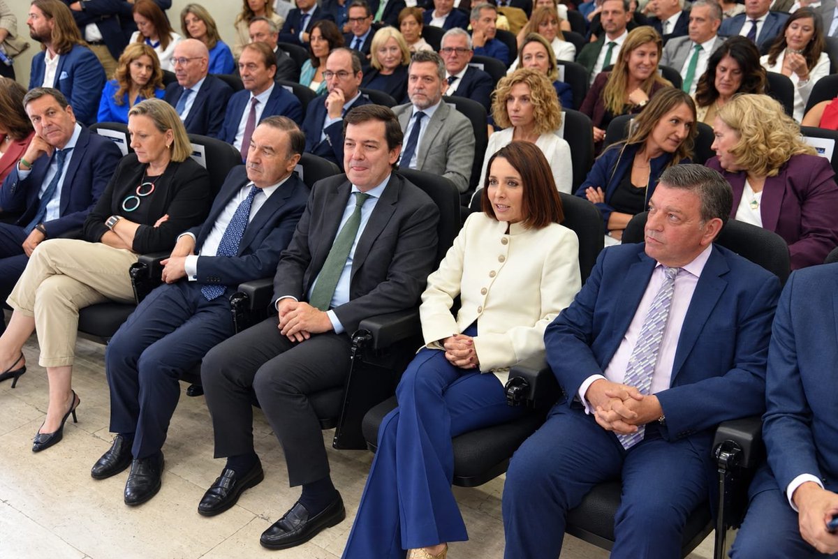 luismiggago's tweet photo. Hoy he acompañado a @alferma1 en el I Foro Económico de @elespanolcom @noticiascyl, un espacio para compartir ideas y abordar los retos y las oportunidades de nuestra Comunidad.
Desde @jcyl seguimos trabajando por una #CastillayLeón vigorosa y con futuro. #ForoCYL2026 https://t.co/tRVHqpo8ZO