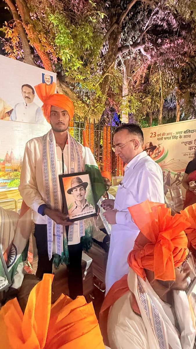 PavanRanaRSS's tweet photo. आज सेवा संकल्प अभियान के अंतर्गत वडनगर से वाराणसी की यात्रा पर निकले यात्रियों ने दिल्ली में भगत सिंह एवं बटुकेश्वर दत्त से जुड़े Bomb Case न्यायालय स्थल का दौरा किया।

शहीद-ए-आजम भगत सिंह जी की जयंती पर भगत सिंह, सुखदेव एवं राजगुरु को पुष्पांजलि अर्पित कर भावपूर्ण श्रद्धांजलि दी https://t.co/I6grCHyLEN