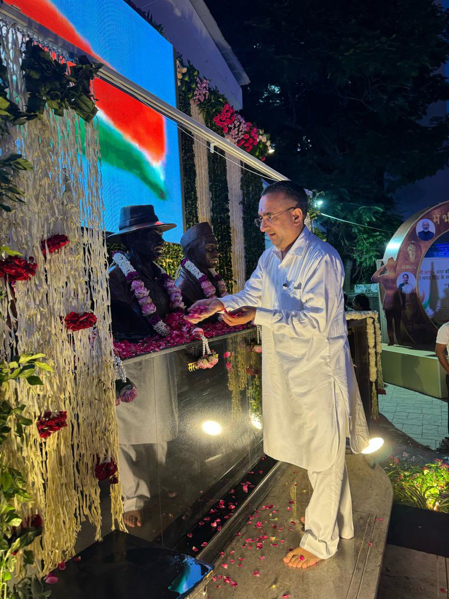 PavanRanaRSS's tweet photo. आज सेवा संकल्प अभियान के अंतर्गत वडनगर से वाराणसी की यात्रा पर निकले यात्रियों ने दिल्ली में भगत सिंह एवं बटुकेश्वर दत्त से जुड़े Bomb Case न्यायालय स्थल का दौरा किया।

शहीद-ए-आजम भगत सिंह जी की जयंती पर भगत सिंह, सुखदेव एवं राजगुरु को पुष्पांजलि अर्पित कर भावपूर्ण श्रद्धांजलि दी https://t.co/I6grCHyLEN