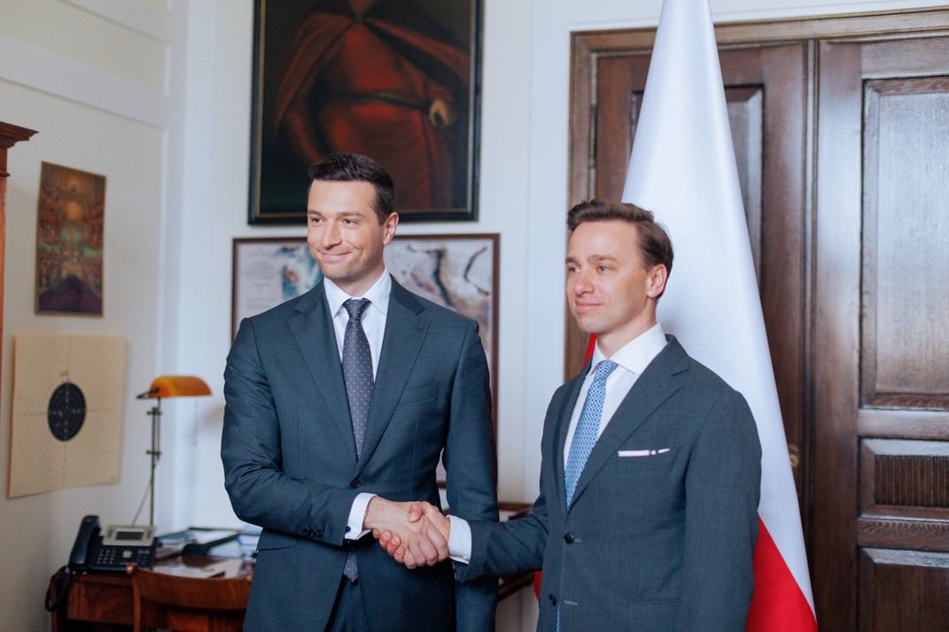 ChristopheBex's tweet photo. En juin dernier, Jordan Bardella s'est affiché avec Krzysztof Bosak.

Cet ultra nationaliste polonais militait à la présidentielle pour un candidat promettant "une Pologne sans juifs".

Derrière la vitrine, le visage inchangé de l’extrême droite. https://t.co/leMUByDZMv