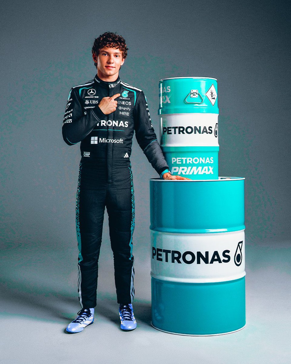 eykayey's tweet photo. 11 ½ pepsi cans tall and 2 petronas cans tall https://t.co/5hPo7EBqVB