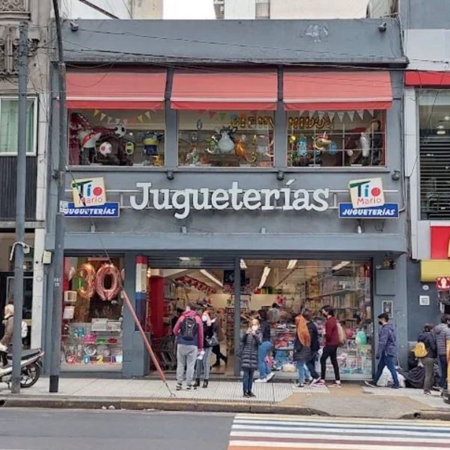 clarincom's tweet photo. CERRÓ LA JUGUETERÍA TÍO MARIO, EN MEDIO DE LA CAÍDA DE VENTAS DEL SECTOR Y EL MAYOR INGRESO DE IMPORTADOS

La juguetería Tío Mario cerró después de casi 30 años de actividad. La marca no explicó los motivos de la decisión, que se produce en un contexto de caída de ventas del sector y competencia de productos importados. La cadena, fundada en 1997 y que llegó a tener ocho sucursales en la Ciudad de Buenos Aires, había quedado reducida a un único local en Barrio Norte; el sábado pasado fue su último día y también dio de baja su tienda online.

La Cámara Argentina de la Industria del Juguete señaló que las ventas del sector caen alrededor de 20% interanual y retrocedieron 10% en el primer semestre, mientras las fábricas operan al 30%. En los últimos dos años, más de 300 firmas del sector cerraron definitivamente o se volcaron a la venta digital. La entidad también menciona entre los problemas el sistema puerta a puerta, la pérdida de poder adquisitivo, los costos, la baja natalidad y el mayor uso de pantallas.

Declaraciones

“Tío Mario cerró sus puertas después de casi 30 años en la calle Pueyrredón, entre Arenales y Beruti, en Barrio Norte. Es un caso que refleja lo que viene pasando en el sector” — Julián Benítez, gerente de Relaciones Institucionales de la CAIJ.

“A esto se suman otros factores que venimos señalando: la caída de la natalidad y el mayor uso de pantallas, que le resta horas de juego físico a los chicos. Jugueterías y fabricantes de todo el país mencionan también entre los principales problemas, además de la falta de poder adquisitivo de los consumidores y la competencia con las plataformas internacionales, la presión tributaria, las tarifas de servicios y los costos de alquiler, el contrabando, la venta desleal por Internet, los galpones de importadores que venden directo al público, las compras en países limítrofes, el poco financiamiento y los conflictos laborales” — Julián Benítez.

(+) en Clarín: https://t.co/o8fcS9dUYA