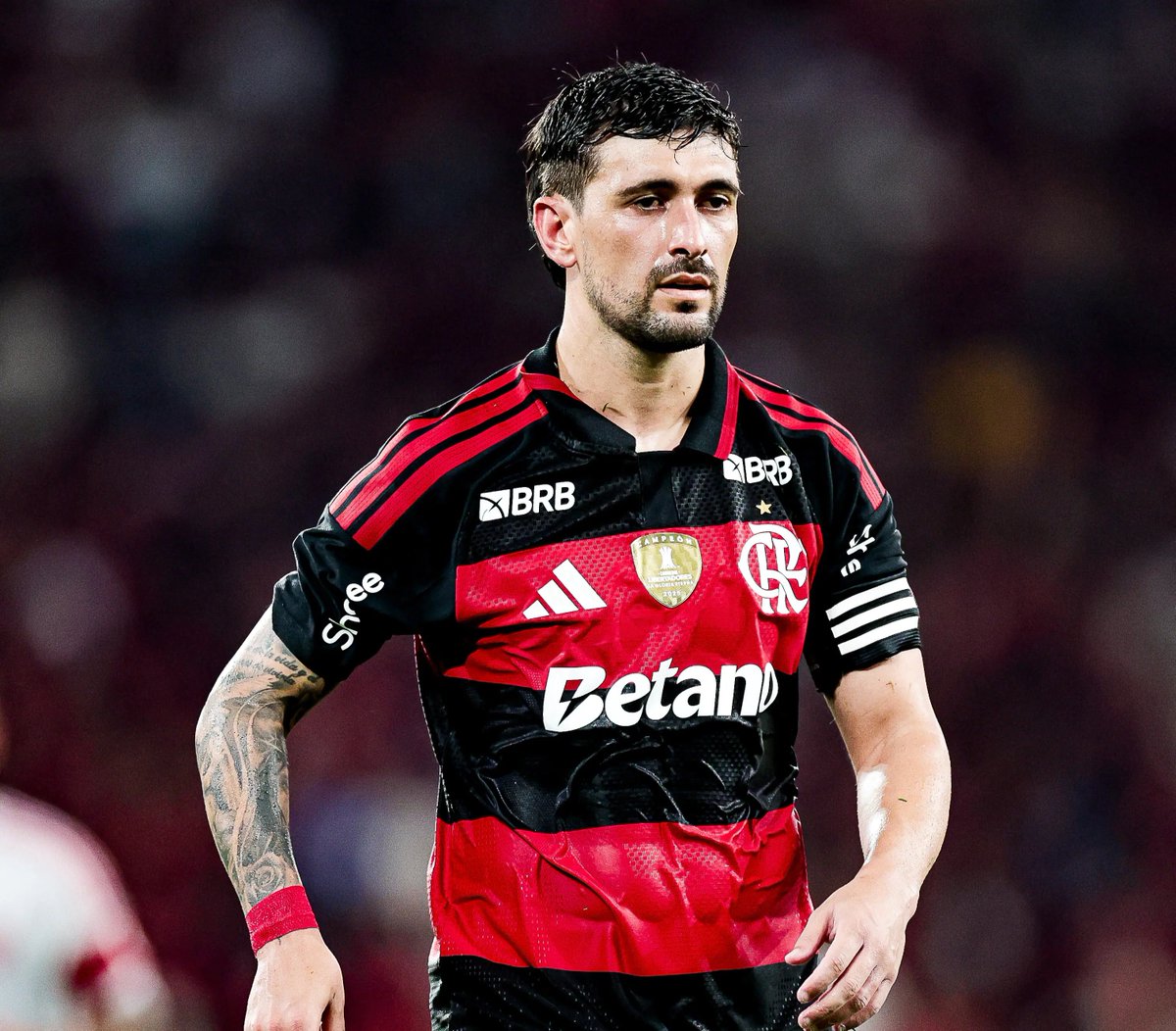 ColunadoFla's tweet photo. 🚨 URGENTE! ARRASCAETA SOFRE FRATURA NO PUNHO!

O camisa 10 foi diagnosticado com uma fratura no punho esquerdo, com indicação cirúrgica. O jogador retornará ao Brasil, onde será reavaliado antes do procedimento e dará sequência à recuperação. https://t.co/50XPeHvkkV
