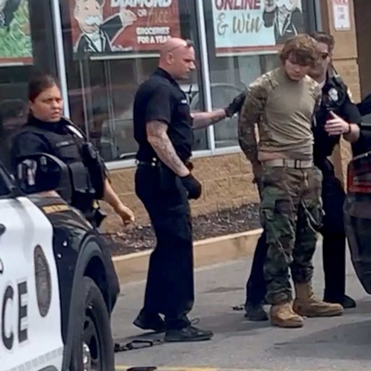 xandixeix's tweet photo. @emsuncleronnie Payton Gendron mass murdering 10 innocent people who were just grocery shopping for their family. We can do whataboutism all day long. https://t.co/Bs3EvxuNTB