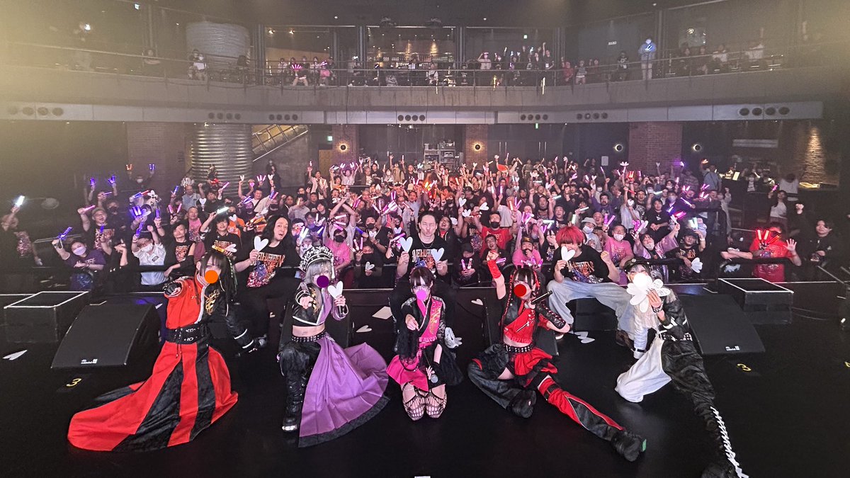 YNHTofficial's tweet photo. 【🏴御礼🖤】
Spotify O-EASTにて参周秊人形見聞録『META-AUFHEBEN』
- BAND SET LIVE -をおこなわせていただきました🙌✨

亱朙ケの皆様、ご新規の皆様、関係者の皆様、沢山ご来場いただきありがとうございました‼️

これからも世ノ果テデ人形ハ唯哂フ。をよろしくお願いいたします🙇‍♀️ https://t.co/EWMWG0zp5s