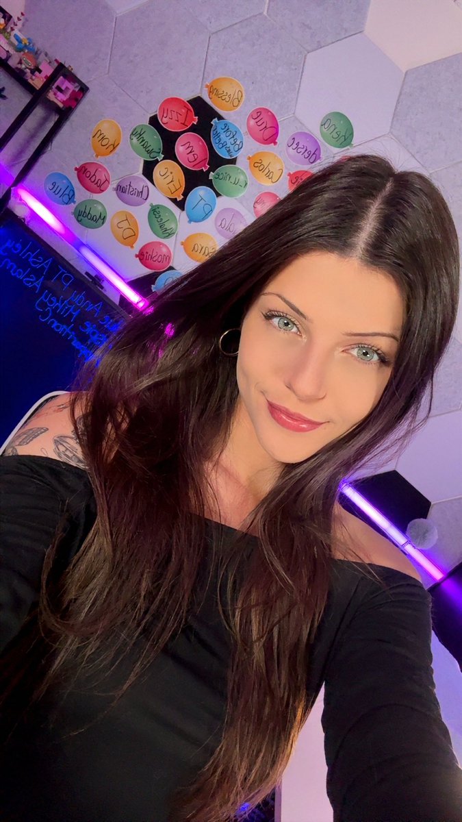 LizSwitch_'s tweet photo. basically thirty 🎈🥳 #27 https://t.co/vxnloR7p2w